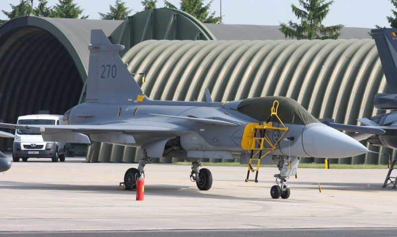 Hier sieht man die Fähnchen an einer geparkten Gripen.