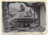 Blick auf die den Jagdpanther verlassende Panzercrew aus einem der Häuser