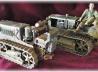 links ein International Harvester M-1 TD-18, rechts ein Stalinez S-60