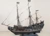 Blick auf das dreimastige, schwer bewaffnete, schnelle und extrem wendige Piratenschiff