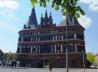 Das Holstentor ist das Wahrzeichen der Hansestadt Lübeck.