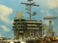 Flugdeck der USS Nimitz mit Insel und Radarmast (1:144 verschiedene Hersteller)