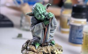 Galerie: Yoda auf einem Baumstumpf