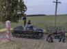 Als offensichtlichste Änderung wurde die Luke in der Fahrzeugwanne geöffnet, um den Fahrer im Diorama dort zu platzieren.