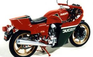: Ducati 900