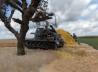 Getarnt hinter einem Heuberg und unterstützt durch Panzergrenadiere macht der Panzerjäger Jagd auf feindliche Ziele