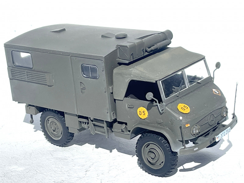 Unimog S404 mit Universalkoffer (alte Bauart)