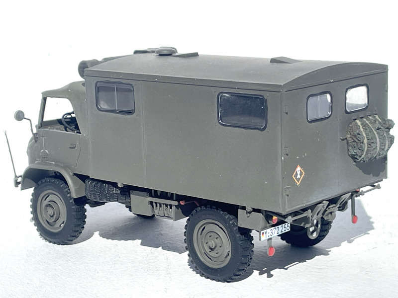Unimog S404 mit Universalkoffer (alte Bauart)