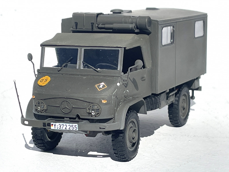 Unimog S404 mit Universalkoffer (alte Bauart)