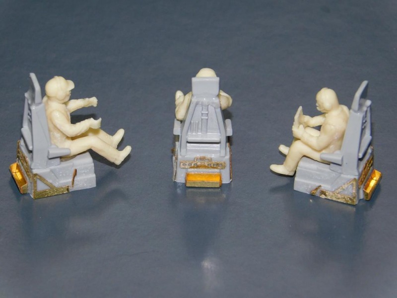Detaillierung der Pilotensitze und Trockenanpassung der Figuren