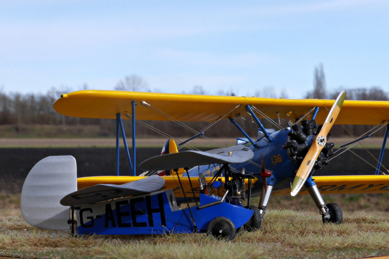 Die Boeing Stearman ist im gleichen Maßstab