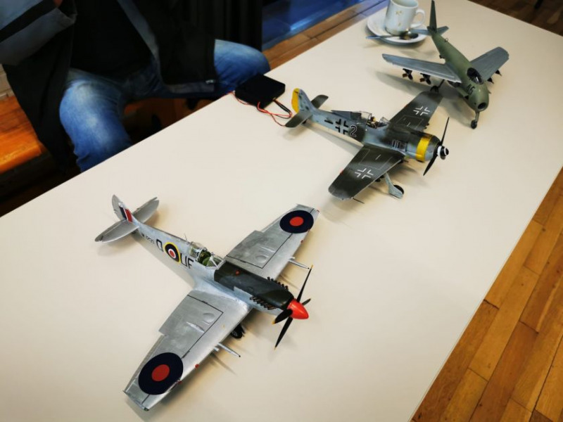 1:32er Spitfire (links)