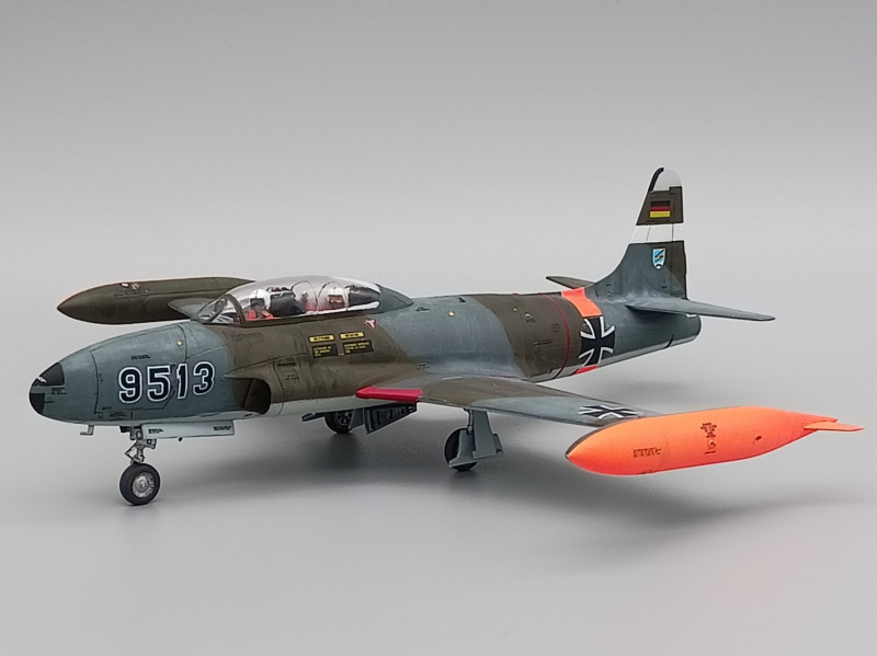 T-33A-5-LO, erkennbar an der zusätzlichen Antennenverkleidung im Bug