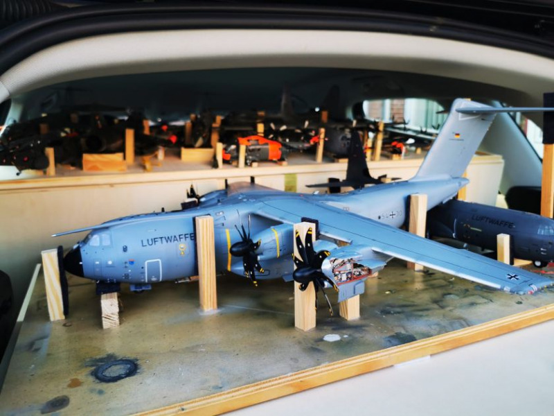 Josts Autohangar und die Flugzeughalterungen von Nahem.