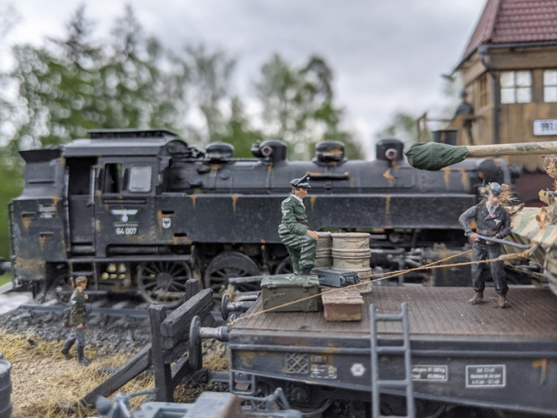 Beim Verketten des Panzers lässt der Panzerkommandant den Reichsbahnangestellten nicht aus den Augen