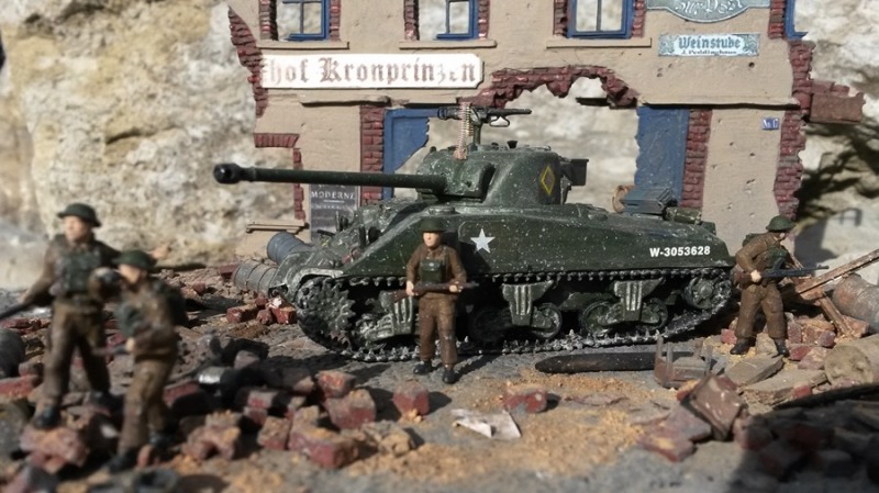 Gut zu erkennen: Die von den Briten eingebaute 17-pounder-QF-Panzerabwehrkanone, die den Sherman wieder zu einem ebenbürtigen Gegner deutscher Panzerkampfwagen machte