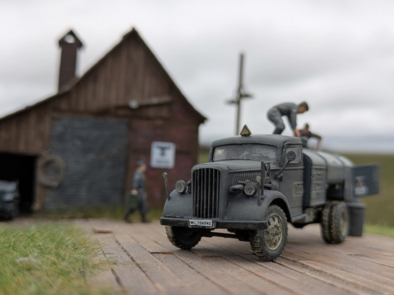 Der Kesselkraftwagen Kfz.385 Opel Blitz T-Stoffwagen wurde benötigt, um beispielsweise die V2-Raketen zu betanken