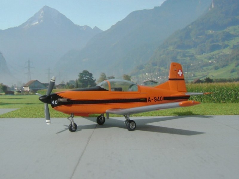 Modell Pilatus PC-7 A-940 der Schweizer Luftwaffe / PC-7 TEAM