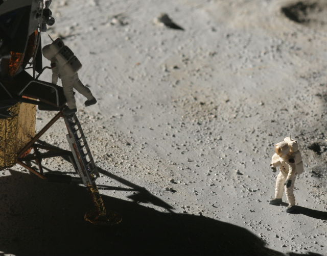 Aldrin folgt als zweiter Mensch, um den Mond zu betreten.