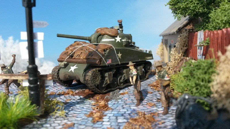 Amerikanischer Sherman M4 mit Sandsackzusatzpanzerung
