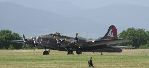 B-17 G 'Pink Lady' der 'Forteresse Toujours Volante'