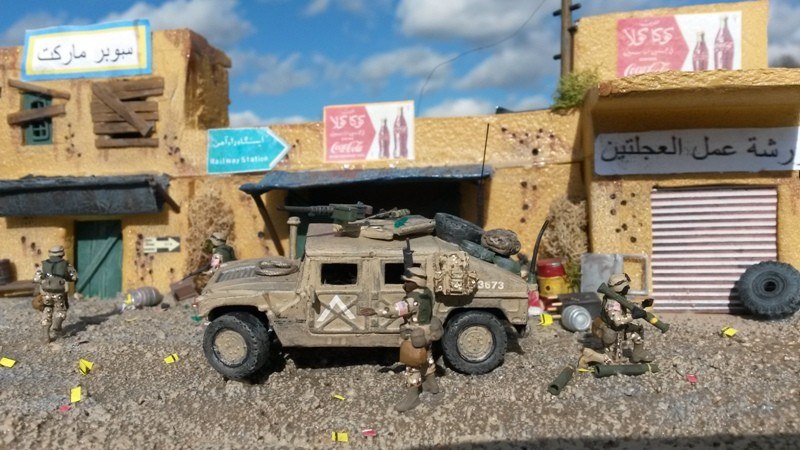 U.S. Ranger durchkämmen ein Dorf im Nahen Osten.