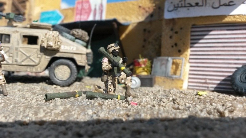 Ein weiterer Soldat gibt seinen Kameraden Rückendeckung...