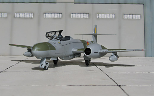 Die frühen NF 11 besaßen noch die kleinen Lufteinläufe. Bei späteren Maschinen wurden sie vergrößert