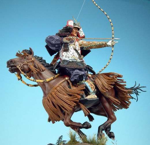Samuraibogenschütze zu Pferd