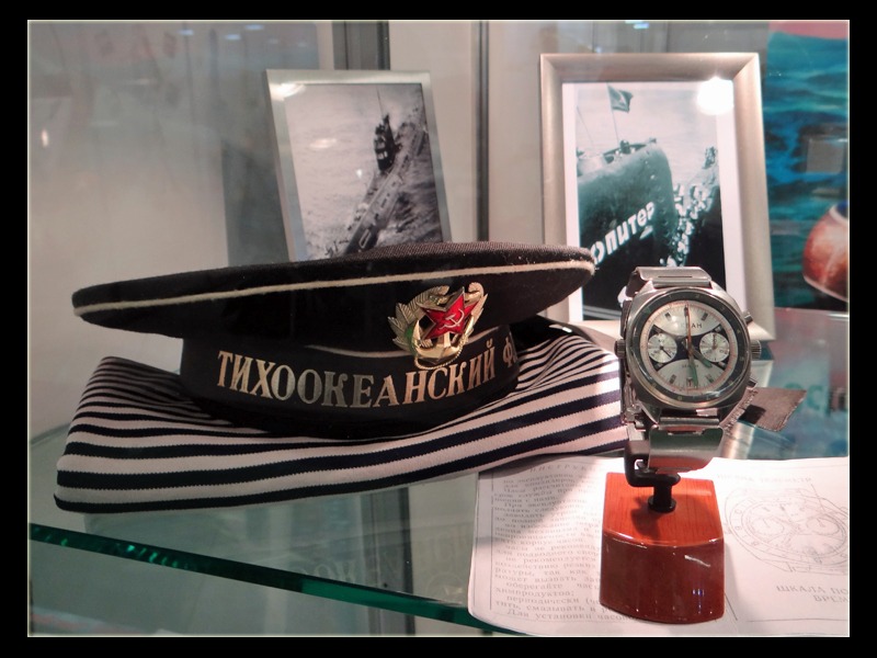 Original Utensilien von Andrey von seiner Zeit auf dem U-Boot der Golf Class - Rechts: Eine extra angefertigte Captains Watch / Ein Geschenk des Kapitäns