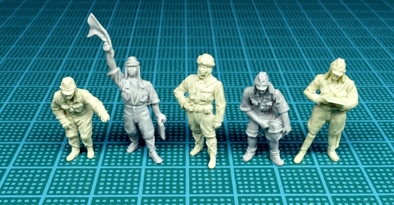 Die unbemalten Figuren von Germania-Figuren (gelblich) und Munich (grau). Deutlich kann man die hervorragende Detaillierung und Anatomie erkennen