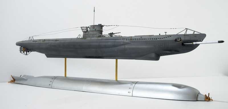 Die Ansicht auf Steuerbord mit dem Anker und der Torpedoabschussszene.