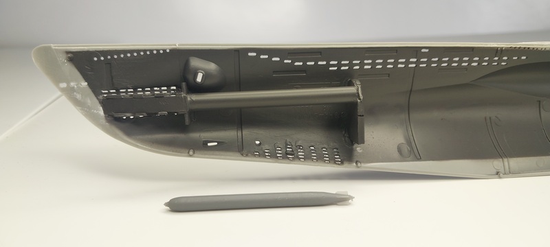 Gut zu erkennen sind die offenen Flutklappen, die schwarze Lackierung des Innenraums und das selbstgebaute Torpedorohr.