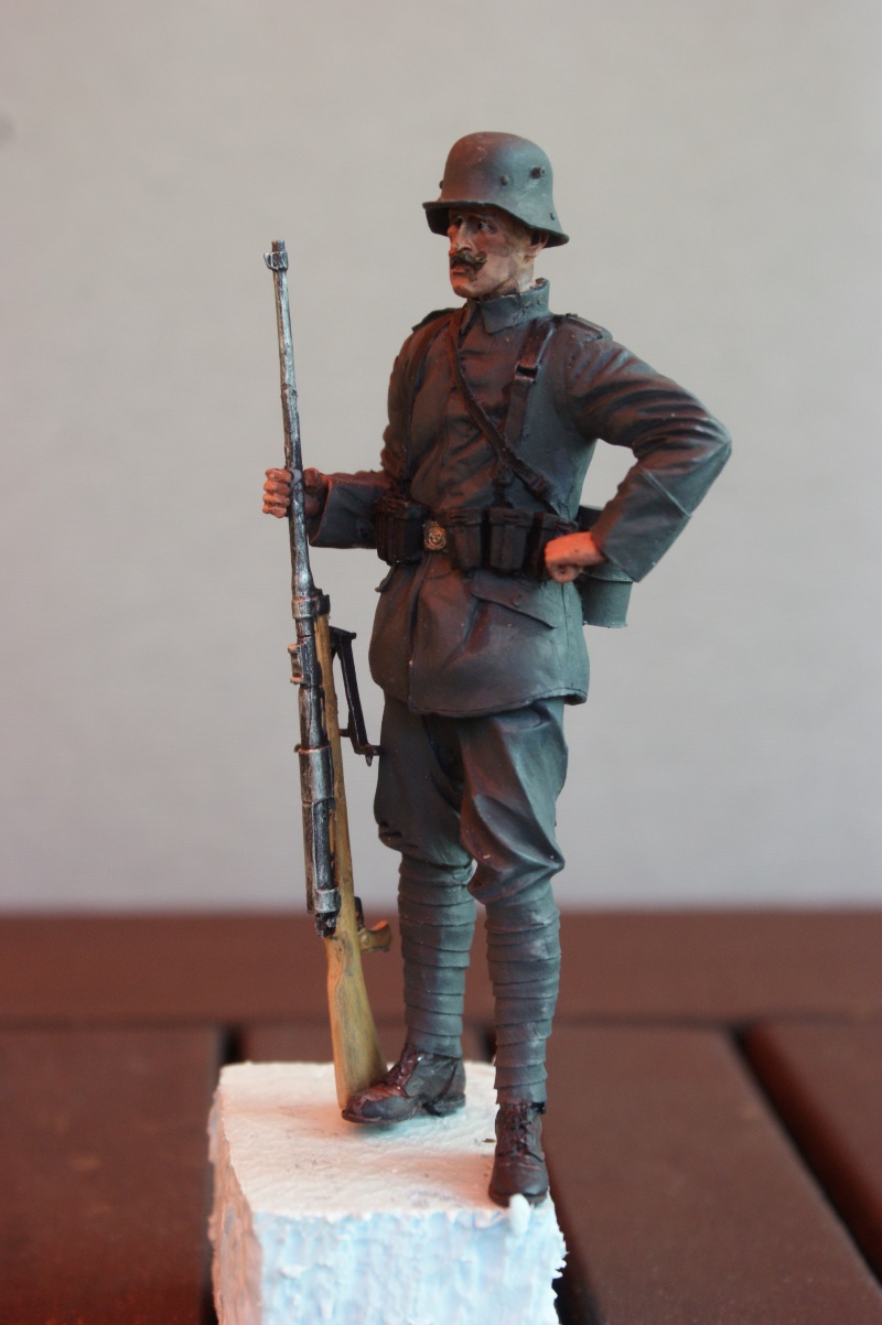 Deutscher Infanterist mit Mauser Tankgewehr M1918