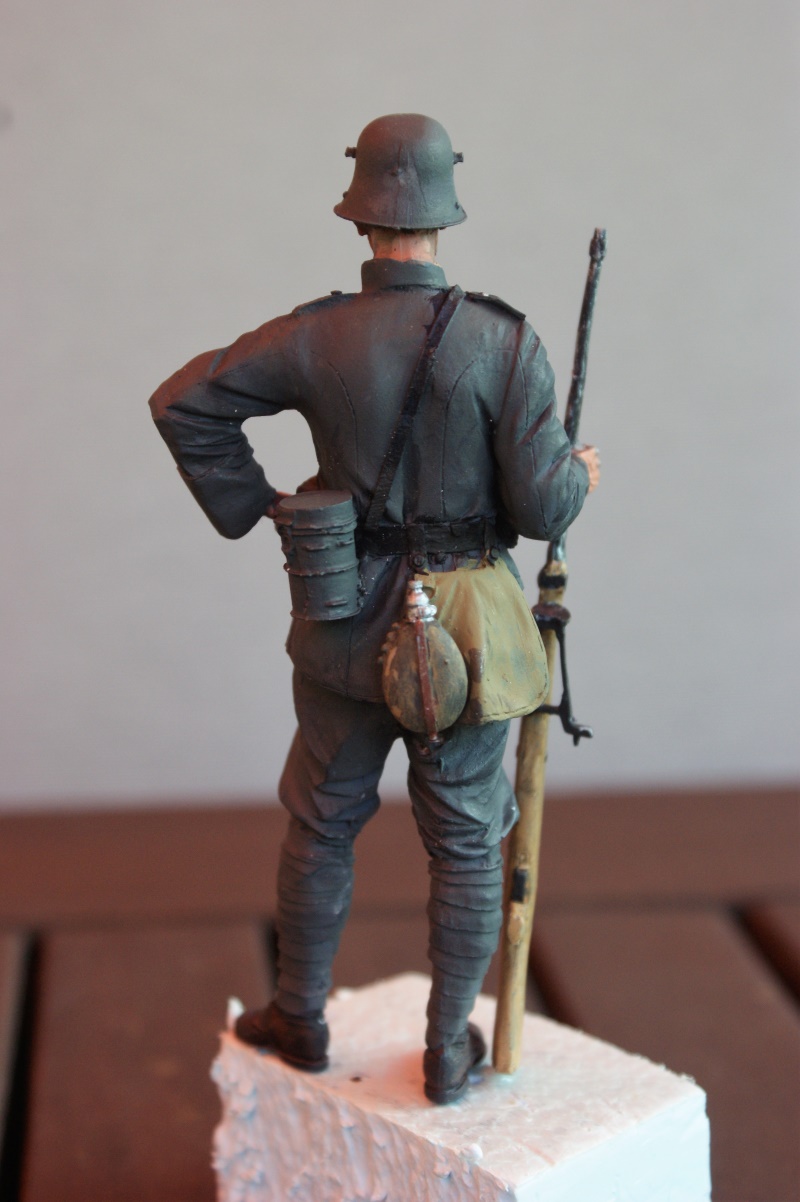 Deutscher Infanterist mit Mauser Tankgewehr M1918