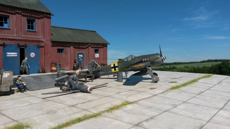 Eine Focke Wulf Fw 190 A-6 wird für den nächsten Kampfeinsatz wieder flott gemacht.