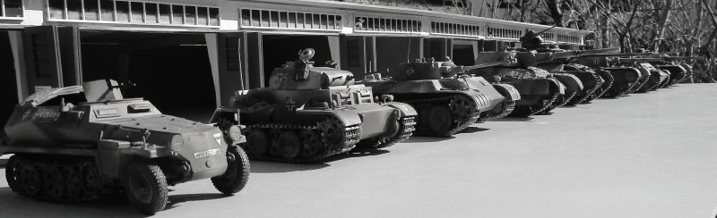  Sd.Kfz. 250 1A vor Garage mit Versuchspanzern