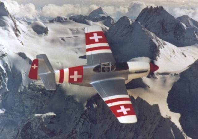 Modell Mustang P-51 B-10-NA (J-900) über den Schweizer Alpen