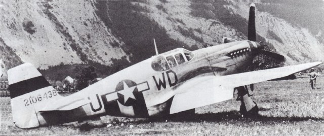 Die North American P-51B-10-NA Mustang kurz nach der geglückten Notlandung in Plarenga/Ems