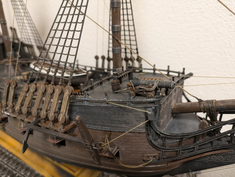 Blick auf die scratch angebrachte Jagdkanone von Germania Figuren und Blick auf einen der beiden Anker samt Verspannung