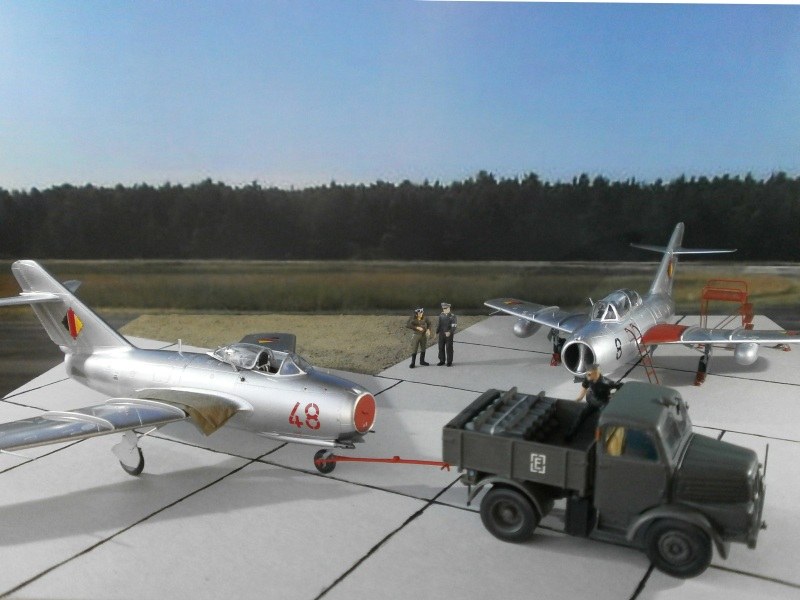 Horch H3A und Schleppstange im Eigenbau, im Hintergrund eine MiG-15UTI von Eduard
