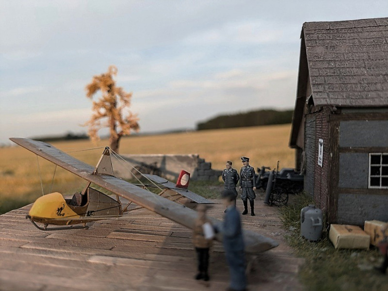 Die Verspannung des aus nur ein wenig Holz und Segel bestehenden Fliegers entstand aus dünnen gezogenen Gussästen