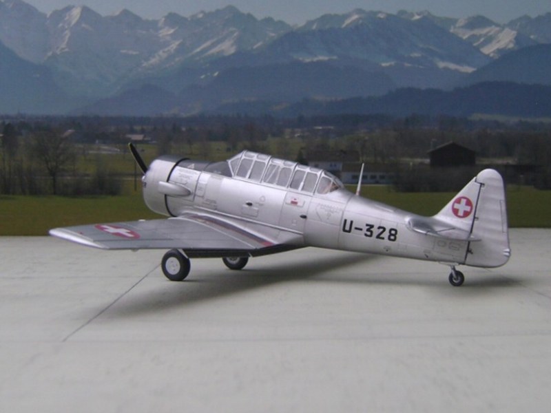 Modell AT-16 Harvard IIB U-328 der Schweizer Luftwaffe