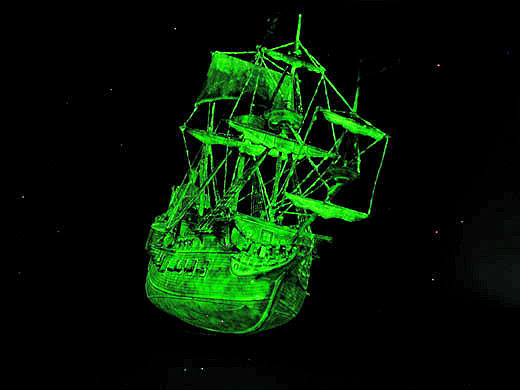 Jolly  Roger schwebt heran ( Digitalfotos bei 8 Sek. Belichtungszeit)