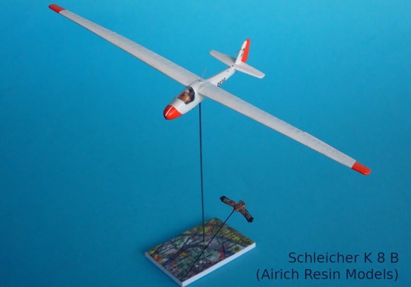 Erlebnis Segelflug: Zusammen mit den gefiederten Kollegen in der Thermik kreisen. Der Mäusebussard entstand im Eigenbau und hat ca. 2 cm Spannweite. Maßstab 1:72.