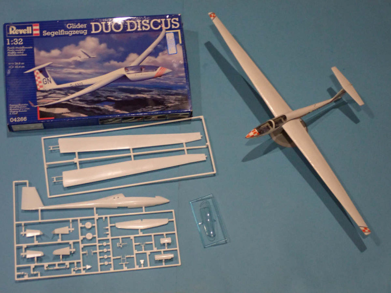 Der DuoDiscus ungebaut und die ASK-21 gebaut, beide von Revell in 1:32. Einigen Passagieren dürften diese Typen bekannt vorkommen.