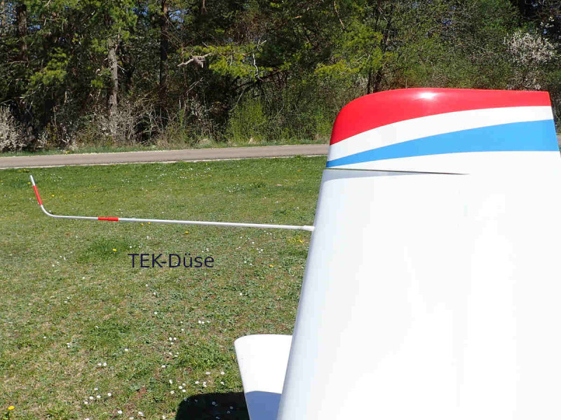 Die TEK-Düse wird nur während des Flugbetriebs eingeschoben und mit einem Klebeband gesichert. Zu groß ist sonst die Gefahr, dass jemand daran hängenbleibt und sie abreißt, denn in einer Flugzeughalle geht es oft eng her (3D-Puzzle-mäßig)....