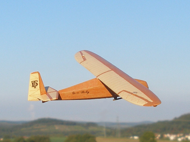 Mit nachgezeichneten Decals bekam der historische Segler einen aufgewerteten Look. Maßstab: 1:72.