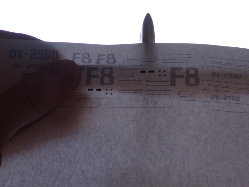 Um schnell zu überprüfen, ob die Skalierung der selbst gedruckten Decals passt, wird das Modell vor dem Probedruck gegen das Licht gehalten. 