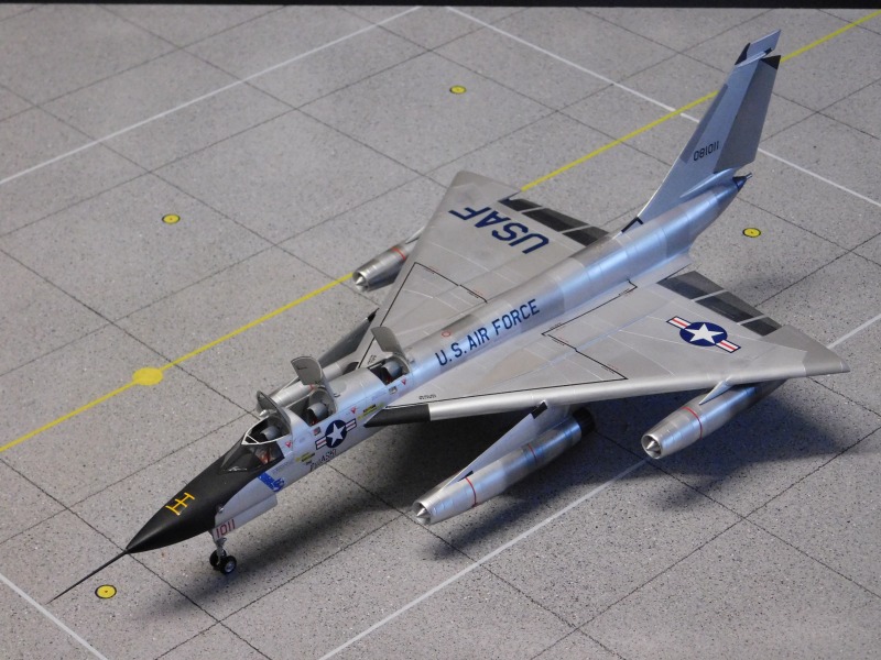 Erste Aufnahme nach Fertigstellung der B-58 Hustler samt neuer Diorama-Grundplatte